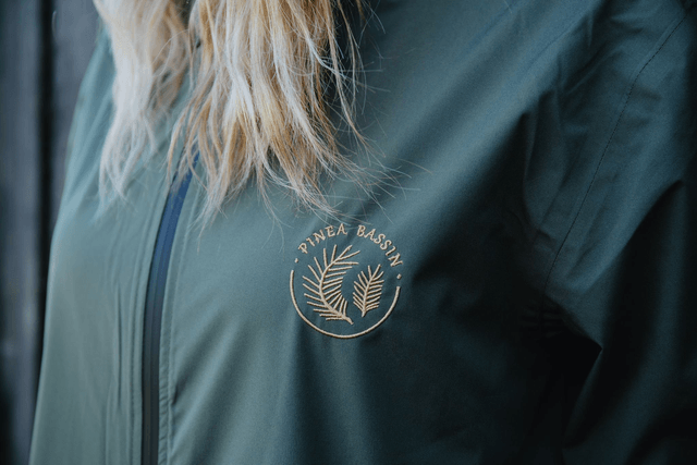 VESTE IMPERMÉABLE KAKI - BRODERIE BEIGE