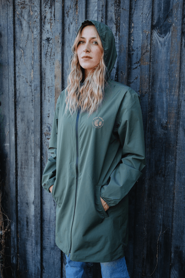 VESTE IMPERMÉABLE KAKI - BRODERIE BEIGE