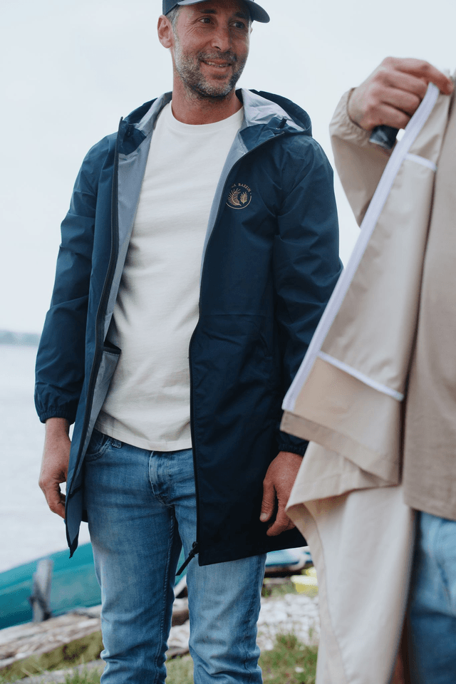 VESTE IMPERMÉABLE BLEU MARINE - BRODERIE BEIGE