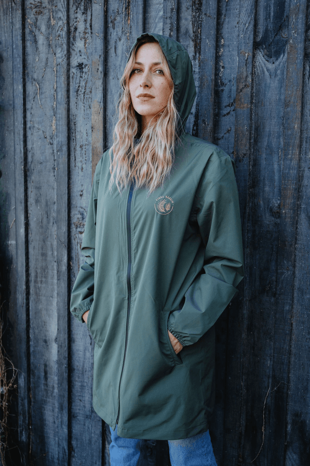 VESTE IMPERMÉABLE KAKI - BRODERIE BEIGE
